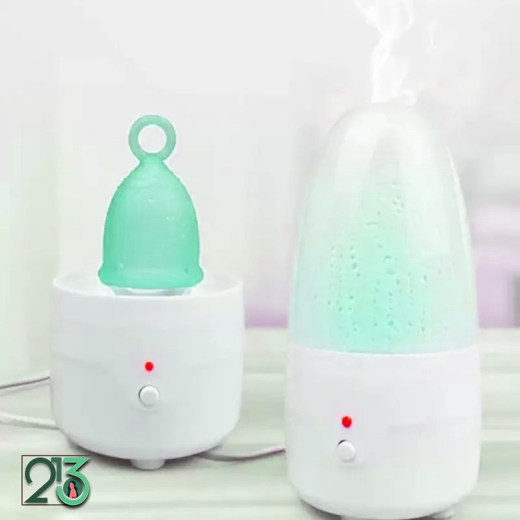 یک دستگاه استرلایزر با در بسته و کا سبز رنگ و یک استرلایزر با در باز و کاپ سبز داخلش