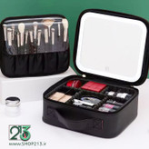 کیف آرایشی مسافرتی مشکی با در باز و نمای آیینه led و صفحه براش کنارش