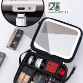 نمای باز شده کیف آرایشی مسافرتی مشکی با آیینه رینگ لایت دار