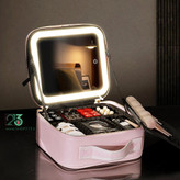 نمای باز شده کیف آرایشی مسافرتی صورتی با لامپ رینگ لایت روشن