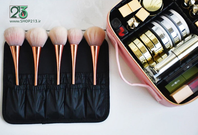 نمای کامل استند براش کیف آرایشی مسافرتی صورتی و بخشی از کیف