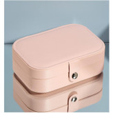 جعبه جواهرات مسافرتی رنگ کالباسی با درب بسته روی آیینه قرار گرفته