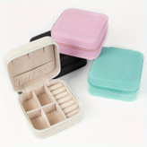 چند جعبه جواهرات در بسته رنگ آبی و صورتی و مشکی و جعیه کرمی با درب باز