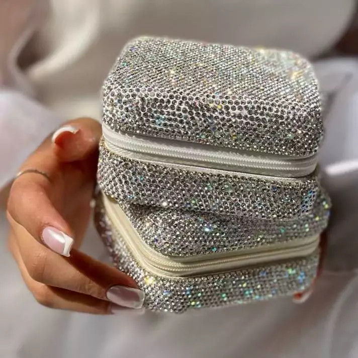 دو عدد جعبه جواهرات نگین دار در دست یک خانم