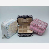 سه رنگ از جعبه جواهرات نگین دار رنگ صورتی و سفید با درب بسته و رنگ مشکی با درب باز