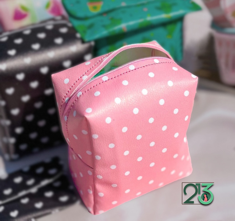 کیف پد صورتی خال خال سفید که رنگ مشکی در پشت تصویر قرار دارد