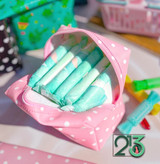 باز شده کیف پد صورتی خال خال با پد های بهداشتی داخلش