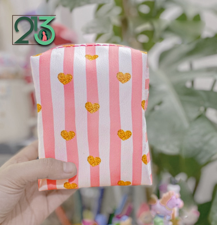 کیف پد بهداشتی بانوان رنگ راه راه سفید صورتی با دکور قلبی در یک دست