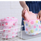 تصویر یه خانم در حال جا دادن لباس زیر در سبد