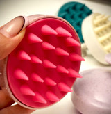 سرشور رنگ صورتی در جلوی تصویر