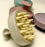 سرشور رنگ کرمی در جلو تصویر