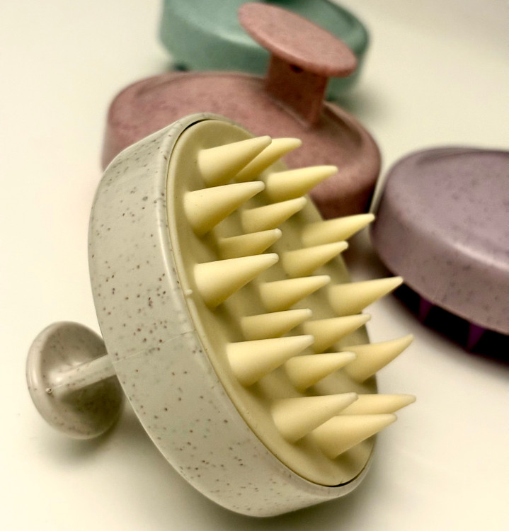 سرشور رنگ کرمی در جلو تصویر