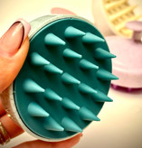 سرشور رنگ کرمی در جلو تصویر