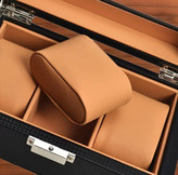 تصویر بالشتکهای چرمی کرم رنگ جعبه ساعت 6 تایی