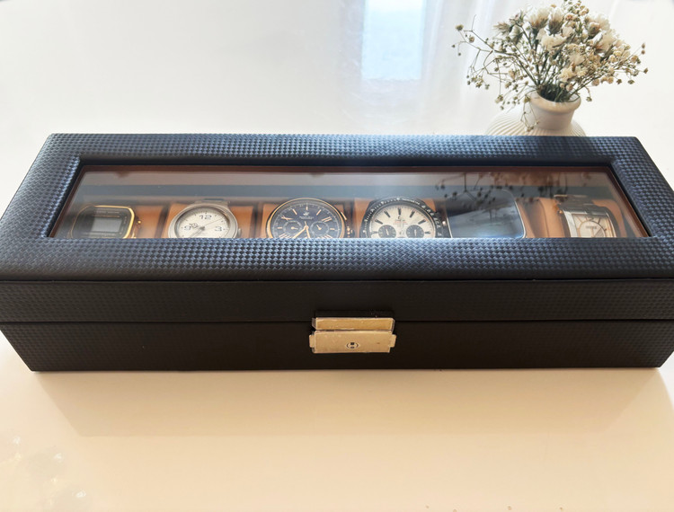 جعبه ساعت 6تایی داخل کرمی با چیدمان ساعت داخلش و یک گلدون زیبا در پشت آن