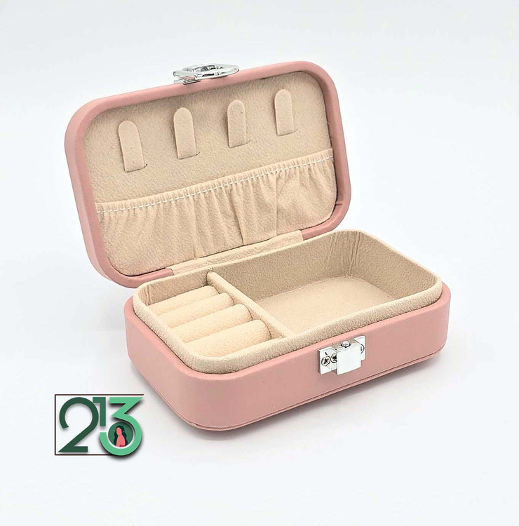 جعبه جواهرات مسافرتی 020 رنگ صورتی با درب باز و نشان لوگوی فروشگاه