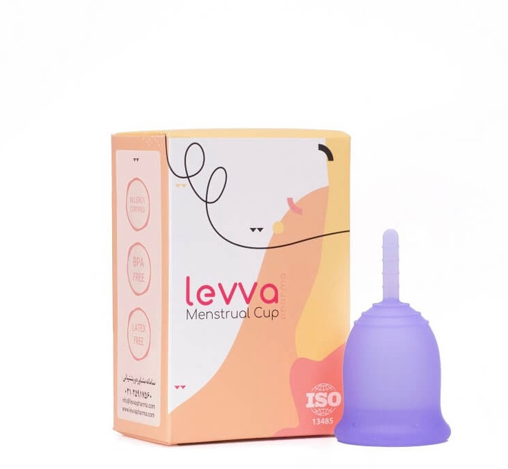 کاپ قاعدگی بنفش در کنار جعبه اش