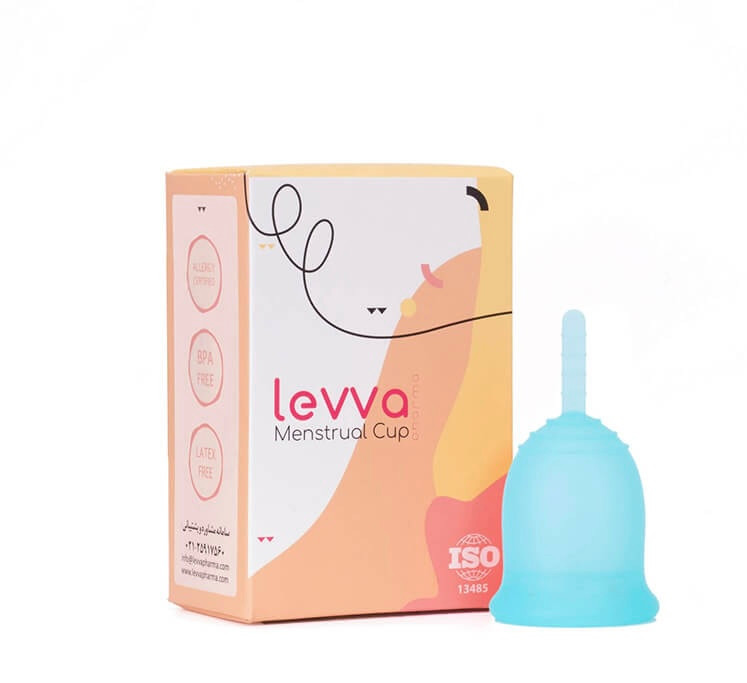 کاپ قاعدگی آبی در کنار جعبه اش