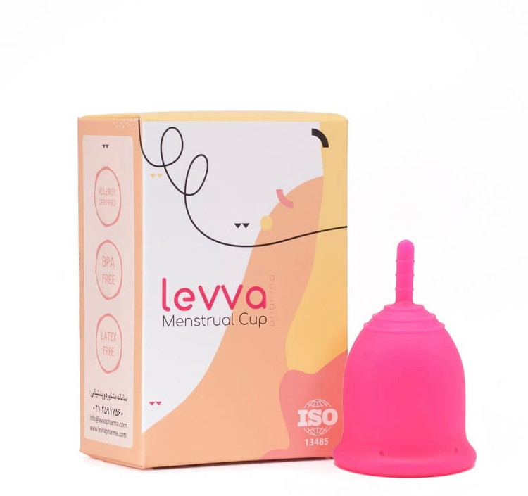 کاپ قاعدگی صورتی در کنار جعبه اش