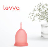 کنار تصویر گل عروس وسط عکس کاپ قرمز رنگ و در سمت چپ نپشه Levva