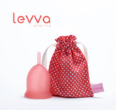 کاپ قاعدگی قرمز در کنار کیسه خال دار قرمزش