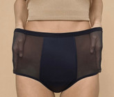 شورت پریودی تن یک خانمبانشان دادن توری کنارش