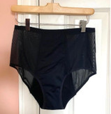 شورت پریودی آویزان به رگال لباس چوبی