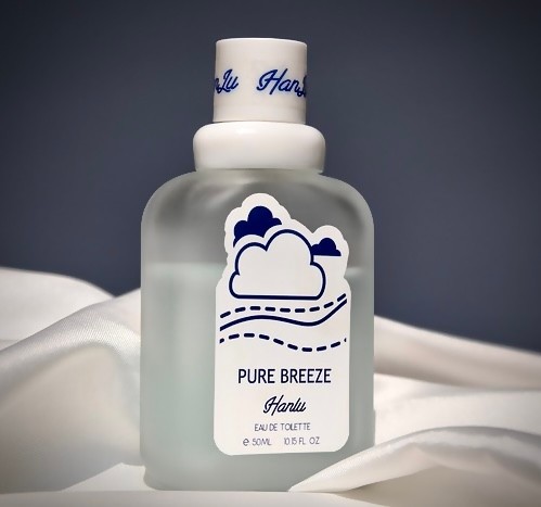 عطر بیکینی مدل ابر بهاری ایستاده در چین پارچه