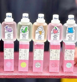 ۵مدل از عطر های بیکینی با رایحه های مختلف و رنگبندی مختلف ایستاده روی جعبه هاشون